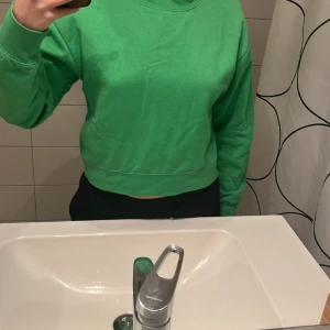 Grön tröja - En grön sweatshirt i från Zara i strl S som inte kommer till användning längre!
