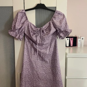 Klänning - Väldigt gullig sommarklänning. Använt 2-3 gånger. Super fin. Men inte min stil. Passar mig som brukar ha storlek Xs-S