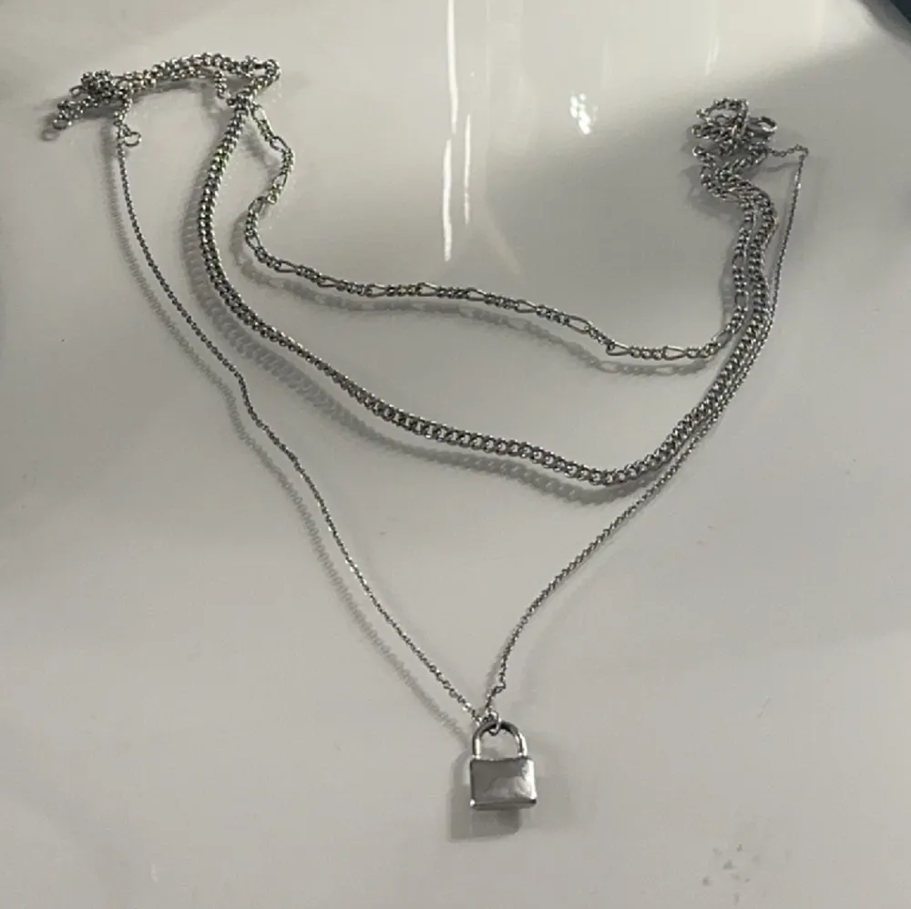 Snyggt silver halsband med tre kedjor som sitter ihop och ett lås. Använd fåtal gånger utan defekter. Skriv för fler bilder eller funderingar🩷. Accessoarer.
