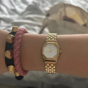 Säljer min fina klocka!! - Säljs då jag använder bara silver, superfint skick o använd fåtal ggr!  Köpt på guldfynd för runt 1400!  Säljer billigt då jag vill få det sålt