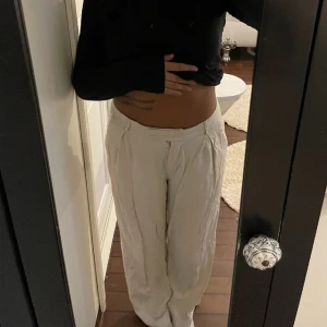 Linnebyxor - Jätte fina linnebyxor från weekday. Är för långa och lite förstora på mig därav slitits lite längst ner på höger ben. Men annars är de super fina.