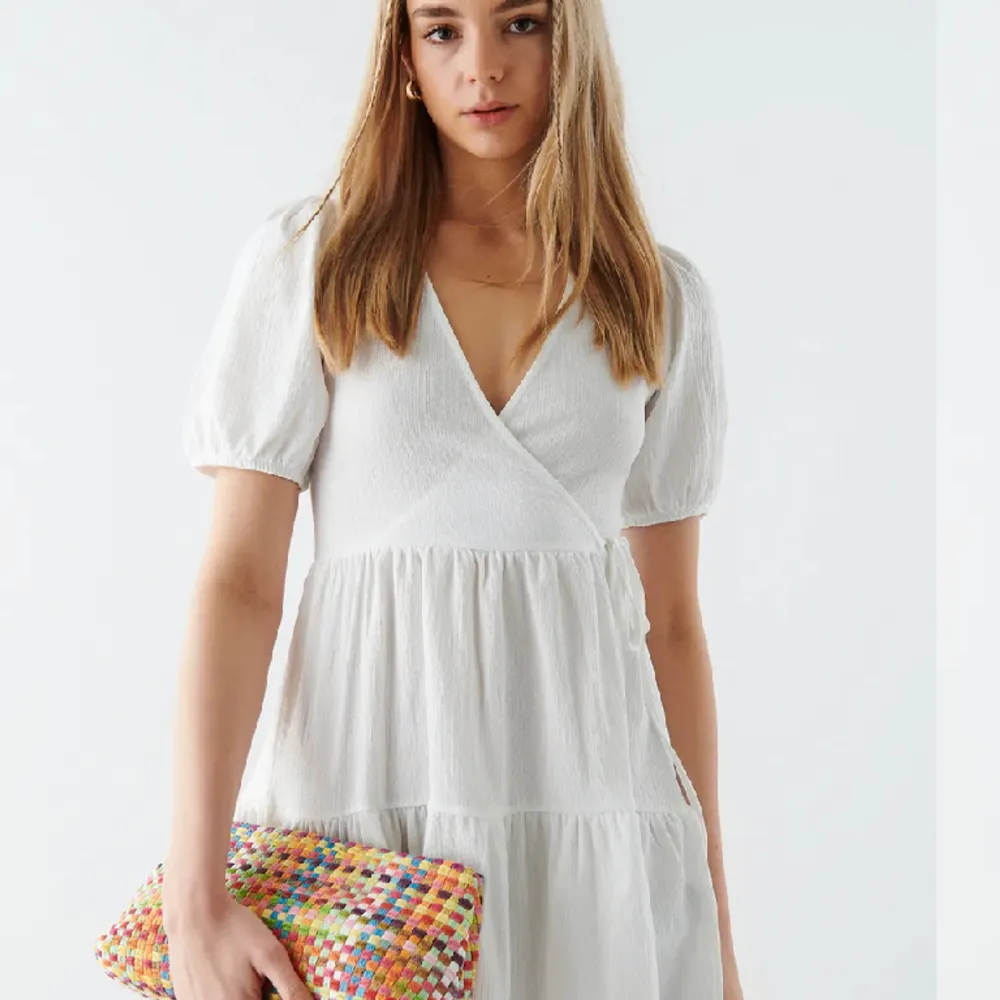 Säljer den här superfina klänningen ifrån GinaTricot. Den är i fint skick och i storlek xxs. Just nu är denna helt slutsåld på hemsidan, men det är en perfekt klänning att ha till i sommar. Tvek ej på att höra av er vid frågor🤗. Klänningar.