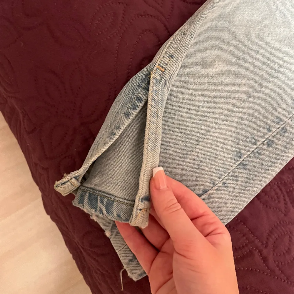 Ljusblåa jeans från zara, slits längst ner och är använda få gånger så de är som nya. Säljs inte längre . Jeans & Byxor.