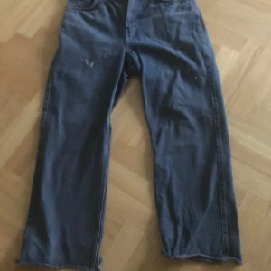 Weekday byxor  - Dom är breda 30 och längd 30… dem är baggy. Skick 6/10 längst ner på byxorna är dem slitna och det är sytt på höger sida.
