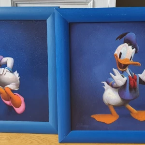 Tavlor Disney målade 4stycken  - 4inramade disneytavlor med blå ram. Målade. I fint skick. Föredrar att de säljes tillsammans.  Pris efter överenskommelse.  