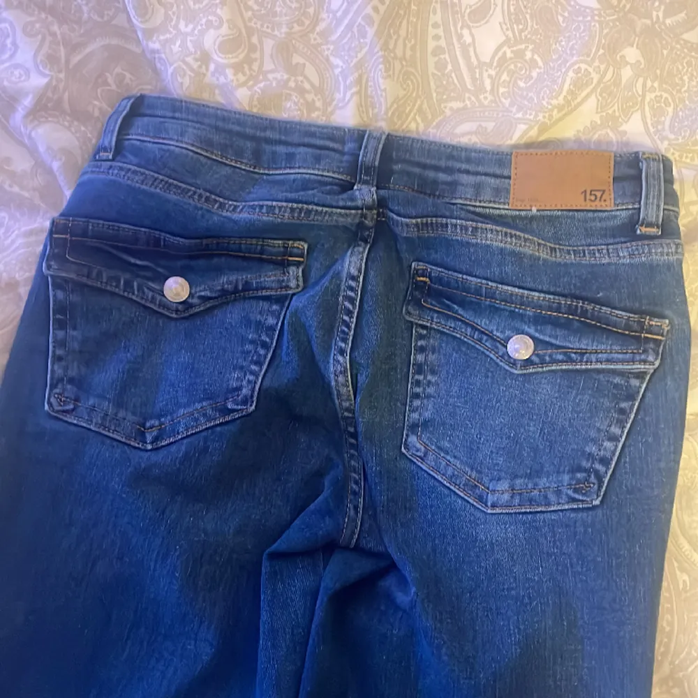 Köpte dessa jeans idag för 400kr men de var tyvärr för korta då jag råkade köpa short length, jag är 164 lång och skulle säga att dom skulle passa i längden perfekt för någon under 160cm! Alltså helt nya och oanvända❤️. Jeans & Byxor.