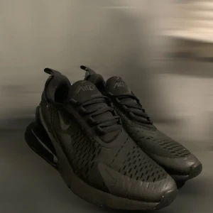 Nike air Max 270 - Säljer min bror skor eftersom dom inte passar han längre ord pris 1549 mitt pris 999kr lägre pris kan diskuteras 