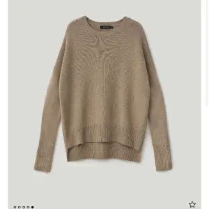 Säljer denna super fina och mysiga tröja från Lisa yang. Orginal pris är 3830 och säljer för runt 1500. Pris kan diskuteras 