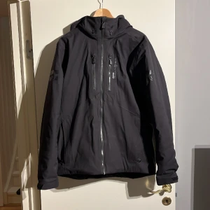 Sailracing vinterjacka  - En riktigt varm och skön vinterjacka från Sailracing. Jackan är i fint skick. Jackan har även Gore-tex som gör att regn och snö inte kan tränga in i jackan vid användning. Nypris runt 6000