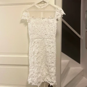 Studentklänning  - Använd några timmar under studenten. Mycket fint skick! 