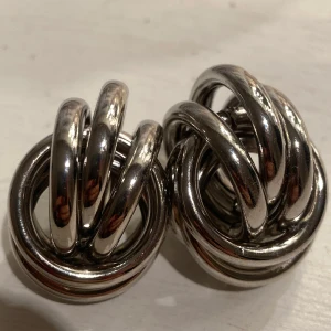 Silver örhängen - Helt nya och oanvända. rostfritt stål vilket betyder att dom inte rostar och blir fula!