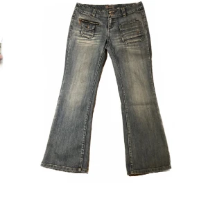 Snygga midwaist/ lowwaist jeans - Super snygga jeans med bootcut/ raka ben. Jättesöta fickor där bak och extra detaljer fram till. Jeansen är ca 95cm  långa och har omkrets på ca 90 cm. Är lite för stora i midjan på mig som brukar ha storlek M, S /38⭐️