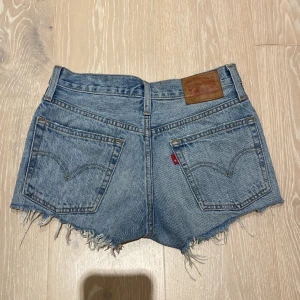 Lågmidjade jeansshorts - Lågmidjade/midrise levis shorts. Kan inte testa dessa då dem för försmå. Midjemått 35 cm. Kolla min profil för fler liknande💕