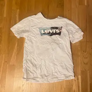 Säljer en Levi’s t-shirt i storlek S. Använd fåtal gånger. Säkjer för att den inte kom till användning här