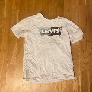 En levis t-shirt i storlek S - Säljer en Levi’s t-shirt i storlek S. Använd fåtal gånger. Säkjer för att den inte kom till användning här
