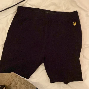 Lyle&scott cykeln byxor - Jättefina cykelbyxor från lyle&scott ❤️ Kommer dock inte till användning❣️  Kontakta mig vid funderingar 
