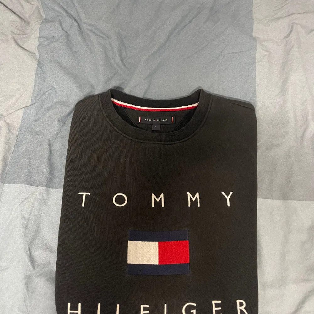 Säljer en Tommy Hilfiger tröja! • Storlek S • Ny Skick • Köpt från Tommy Hilfiger  •Ny pris cirka 1500kr Hör av er om ni funderar kring något! Mvh/Daniel. Hoodies.