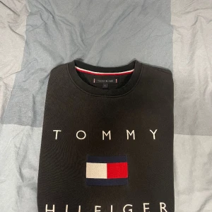 - Tommy Hilfiger Tröja Herr - Säljer en Tommy Hilfiger tröja! • Storlek S • Ny Skick • Köpt från Tommy Hilfiger  •Ny pris cirka 1500kr Hör av er om ni funderar kring något! Mvh/Daniel