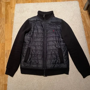 Cardigan Jacka - Sjyst Cardigan   Passar perfekt till våren och sommaren  Färg Marinblå/Svart Storlek M men passar S Passar mig inte längre Pris kan diskuteras vid snabb affär 