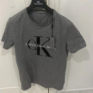 Calvin Klein  - Storlek : herr m Skick sprillans ny  Färg : grå  Ny pris : 499kr