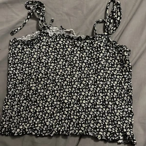 En fin sommar topp  - Säljer denna blommiga sommartröja då den inte kommer till användning!