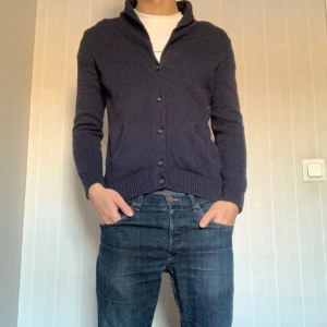 Cardigan tröja - Kragen sitter lite löst, annars bra skick Jag är 190cm