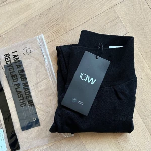 icaniwill ICIW träningstights rush - strl S black - Säljer ett par helt oanvända tights med scrunch detalj baktill.  Fått i present och retur tiden har gått ut.   Ordinarie pris 799kr.