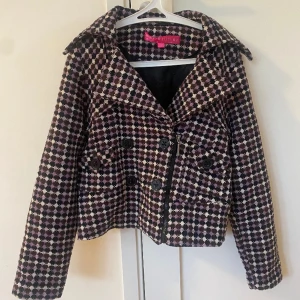 Superfin kappa! - En jättefin kappa som är superbra till våren! 💗Den är köpt second hand men är i väldigt bra skick och har tyvärr int ekomat till användning av mig💕 Skriv gärna om ni har några frågor!💘 Köparen står för frakt