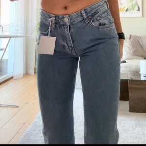 Low Waits jeans  - Helt nya med lappar kvar från bikbok, storlek 26 i midja och 32 i längd 