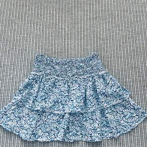 Skit snygg kjol till sommaren 💕😇 säljer då den inte kom till mycket användning, fint skick. Passar xxs/xs/s men även m (stretchig)