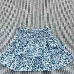 Volang kjol - Skit snygg kjol till sommaren 💕😇 säljer då den inte kom till mycket användning, fint skick. Passar xxs/xs/s men även m (stretchig)