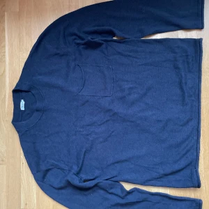 Filippa k stickad tröja - En otroligt mysig stickad tröja från Filippa k perfekt nu till vintern när det är kallt 