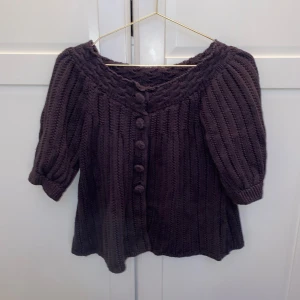 Trekvartsärmad kofta - Snygg och trendig trekvartsärmad kofta med jättesöt passform💕Passar S/M. Mycket fint skick. Skriv vid funderingar och kolla in mina andra annonser🙏