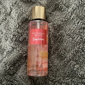 Victorias Secret bodymist ”Temptation” - Köpte innan Victorias Secret stängdes ner i Sverige. Använd fåtal gånger då jag inte gillar doften på denna!🌸🌸