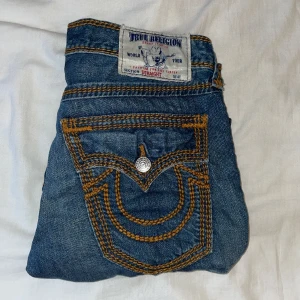 True Religion Jeans Mega T - True Religion byxor i Mega T stitch, Inseam är 33inches / 85cm, Waist är 32inches,  Kom med offers - priset är inte fast