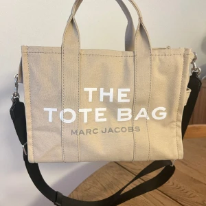 The Tote Bag Marc Jacobs - Snyggaste clean girl väskan till skolan 😍 Köpt förra året men inte fått mk användning av den. Finns tecken på användning men få så i fint skick! Kan visa fler bilder på det. Köpt på Raglady & tagg är kvar ❤️
