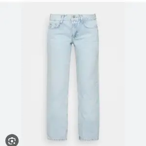 Low waist straight jeans från Gina som är ett år gammla men inga skador på!🩷