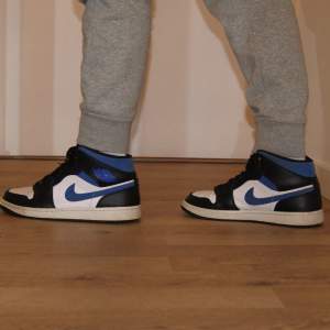 Jordan 1 Racer Blue Mid i storlek 44. De är i väldigt bra skick och använda fåtal gånger. Det är en unik model som passar med både jeans och träningskläder. Nypris är 3000 kr och våran pris är 539 kr. Passa på👼🏻