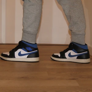 Jordan 1 Racer Blue - Jordan 1 Racer Blue Mid i storlek 44. De är i väldigt bra skick och använda fåtal gånger. Det är en unik model som passar med både jeans och träningskläder. Nypris är 3000 kr och våran pris är 539 kr. Passa på👼🏻