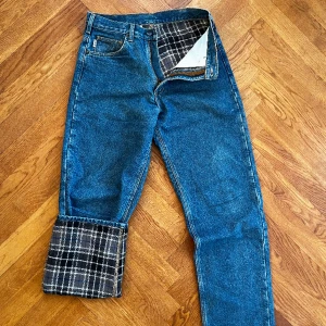 Carhartt jeans med foder - Carhartt byxor med foder, väldigt varma, perfekt för kallare väder. Storlek 32 x 34. Fint skick!