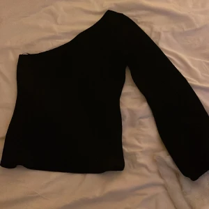 Svart topp - Säljer denna fina topp som passar till alla tillställningar💓