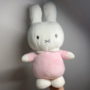 Miffy gosedjur  - Miffy gosedjur i super bra skick, super mysig och söt, kan stå upp, perfekt om man vill ha den på tex en hylla!Ca 32cm hög. Använd köp nu! Garanterad snabb postning