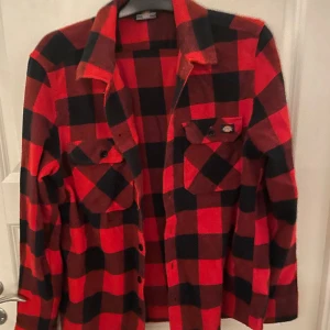 Röd flanellskjorta herr - Säljs då den inte används skick 10/10 använd Max 3 gånger