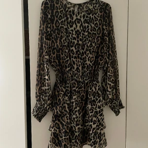 Leopard klänning - En festlig och somrig klänning!! 💓  