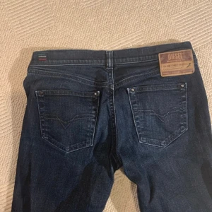 Diesel jeans ❤️ - Så fina lågmidjade diesel jeans!❤️ midjemått:40cm innerben:84cm! De passar inte längre och kan därför inte riktigt ta bild på!❤️