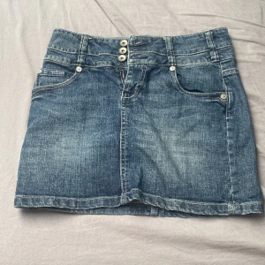 Jeans kjol  - Säljer denna jenans kjol från Lindex i storlek 34💕