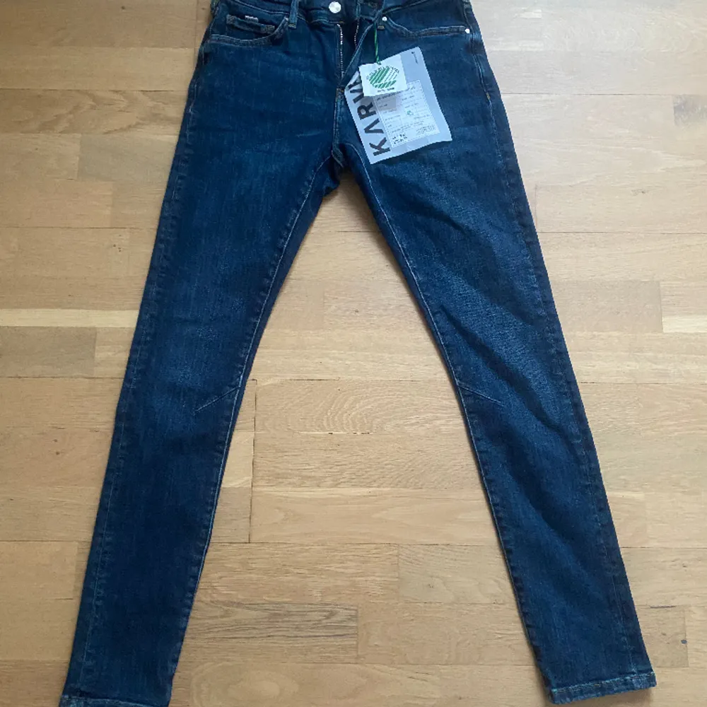 Helt nya och snygga jeans med lappar kvar, ny pris 799kr, i storleken 28/30, hör av er vid funderingar😀. Jeans & Byxor.