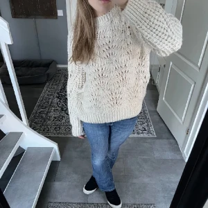 Stickad tröja  - Jättesnygg stickad tröja från river island  Säljer då den inte är min stil längre men jag är öppen för byten🥰💕