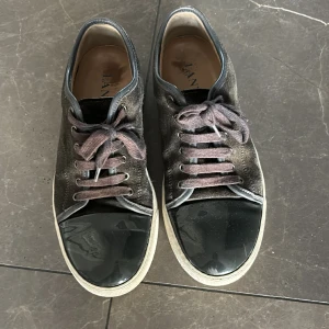 Lanvin skor  - Storlek uk 7,41, skiket på skorna är helt ok lite små repor på lacken och sulan är ganska så liten säljer dessa nu när de blivit för små. Kommer även med ett par nya skor snören! Box finns!