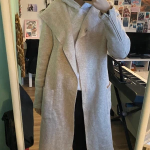 Beige kappa - Mjuk beige kappa, inte så tjock så använts till höst och vår, även sommar kvällar! Storlek 38, bra skick!